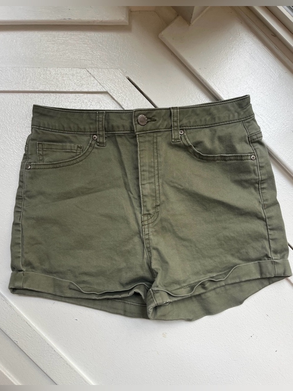 📸☀️ Forever 21 • High Rise Army Green Shorts • Size 27